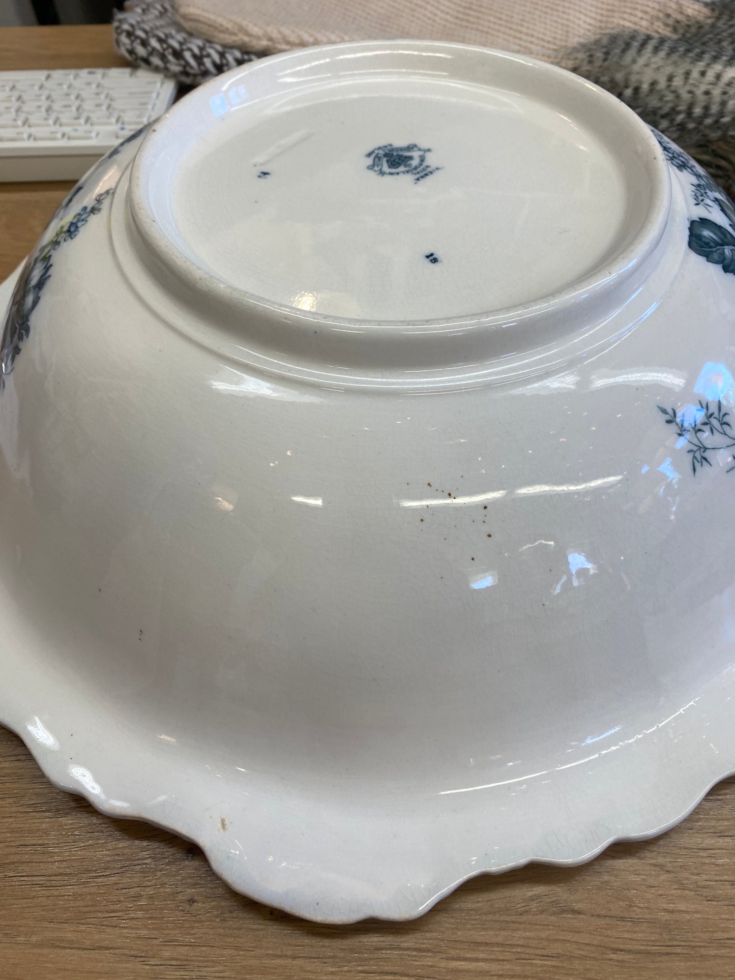 Antique Johnson Brothers Wash Basin